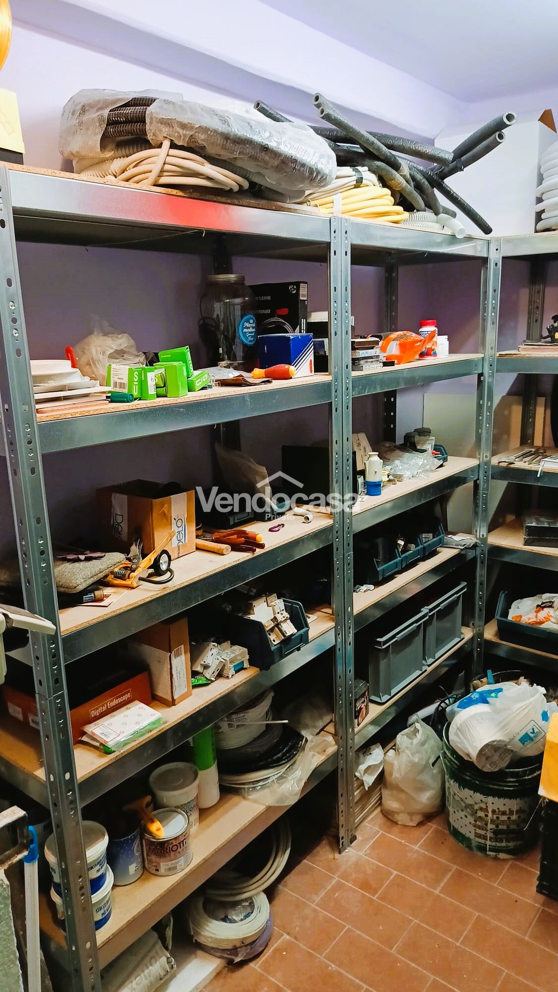 ALL'INTERNO DEL CONDOMINIO DI VIA BELLINI 40 SI VENDE locale uso CANTINA ATTREZZATA